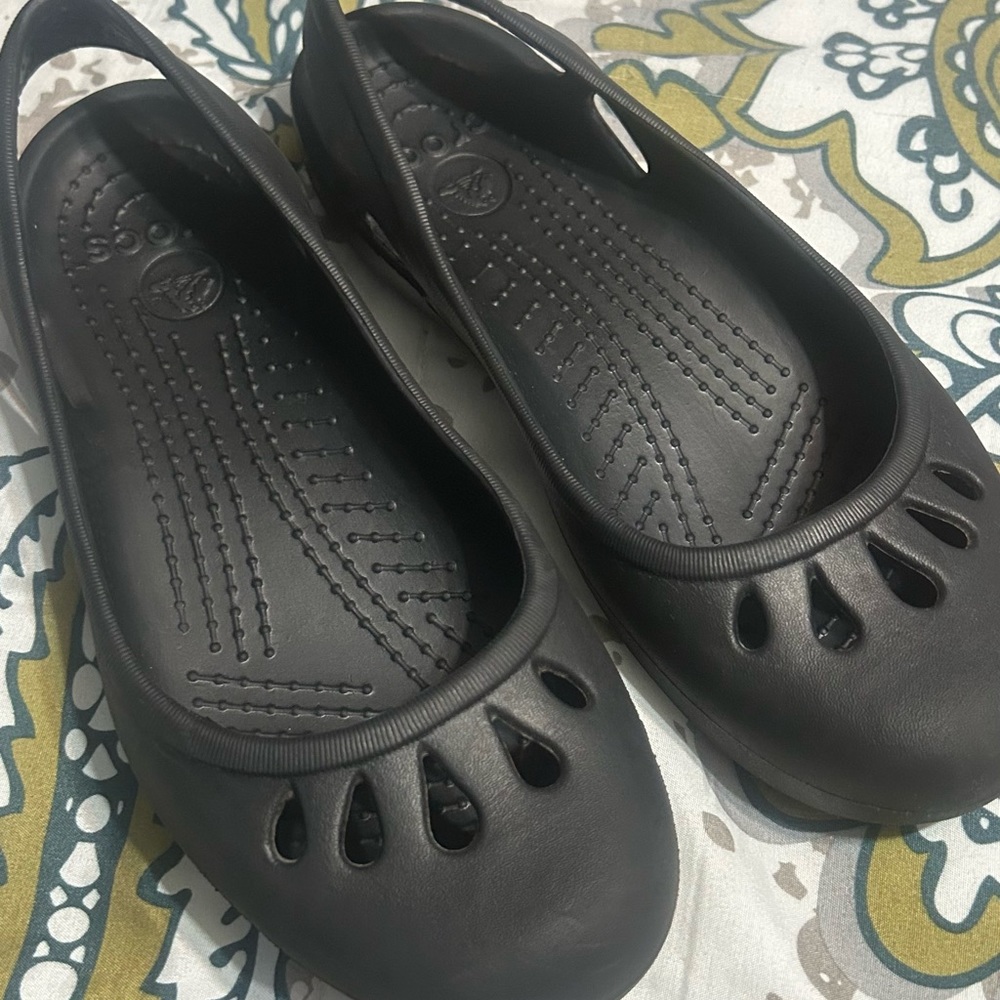 Crocs black women